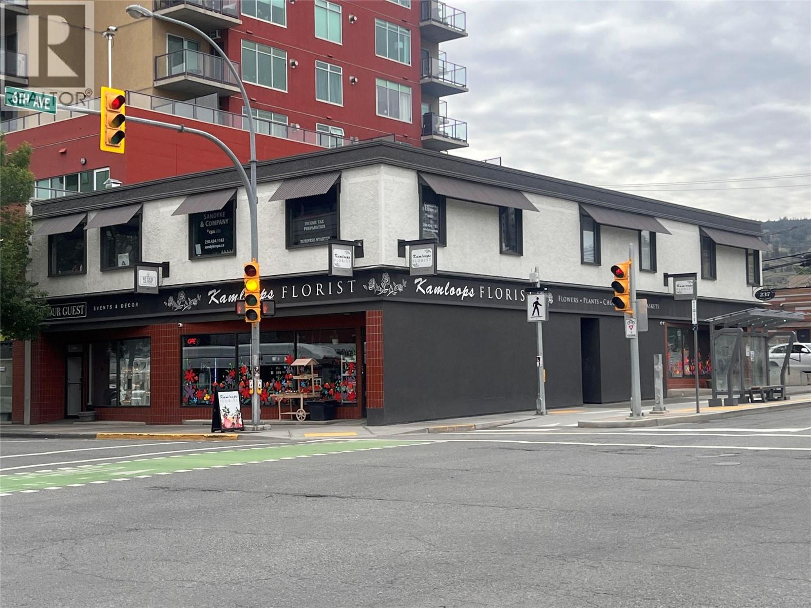MLS® listing #29796330 for sale located at 237 6th Avenue Unit# 8/9