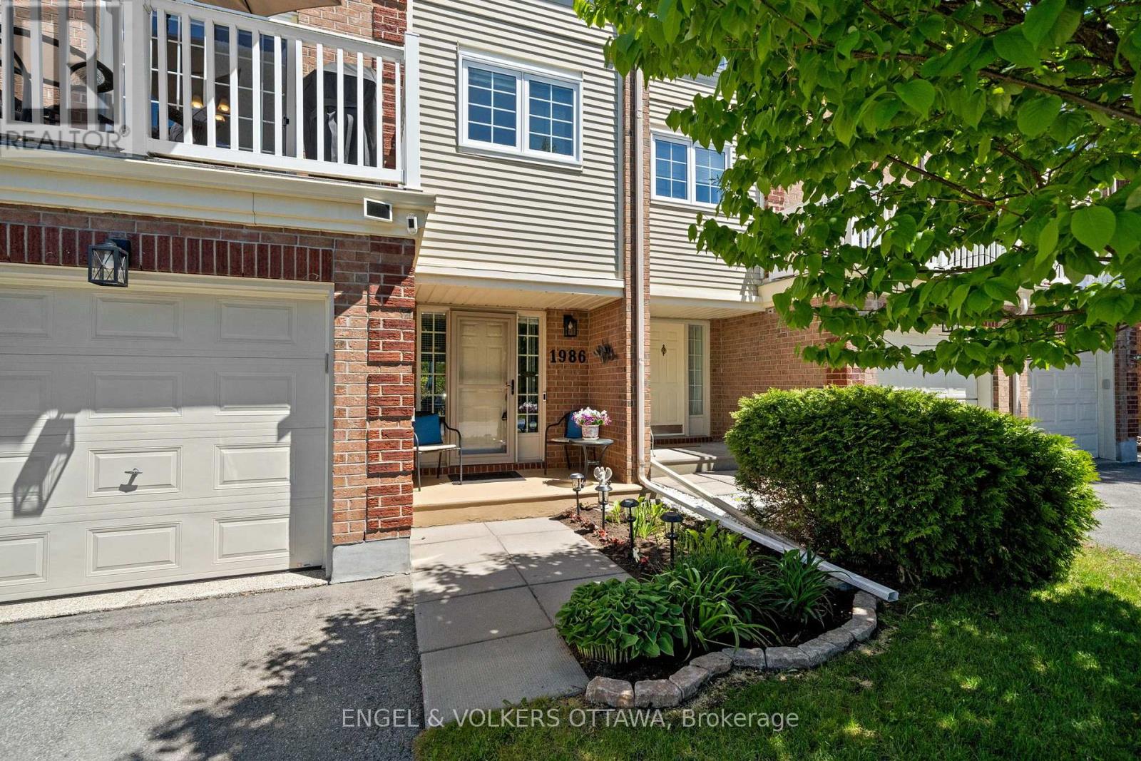 MLS® listing #29796354 for sale located at 27 - 1986 SUMMERFIELDS CRESCENT