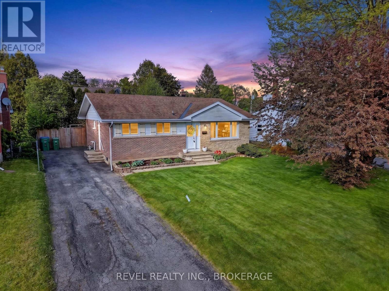 MLS® listing #29796431 for sale located at 136 BRAEMAR ROAD