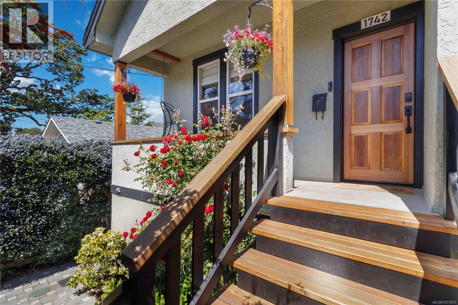 MLS® listing #29797340 for sale located at 1742 Albert Ave