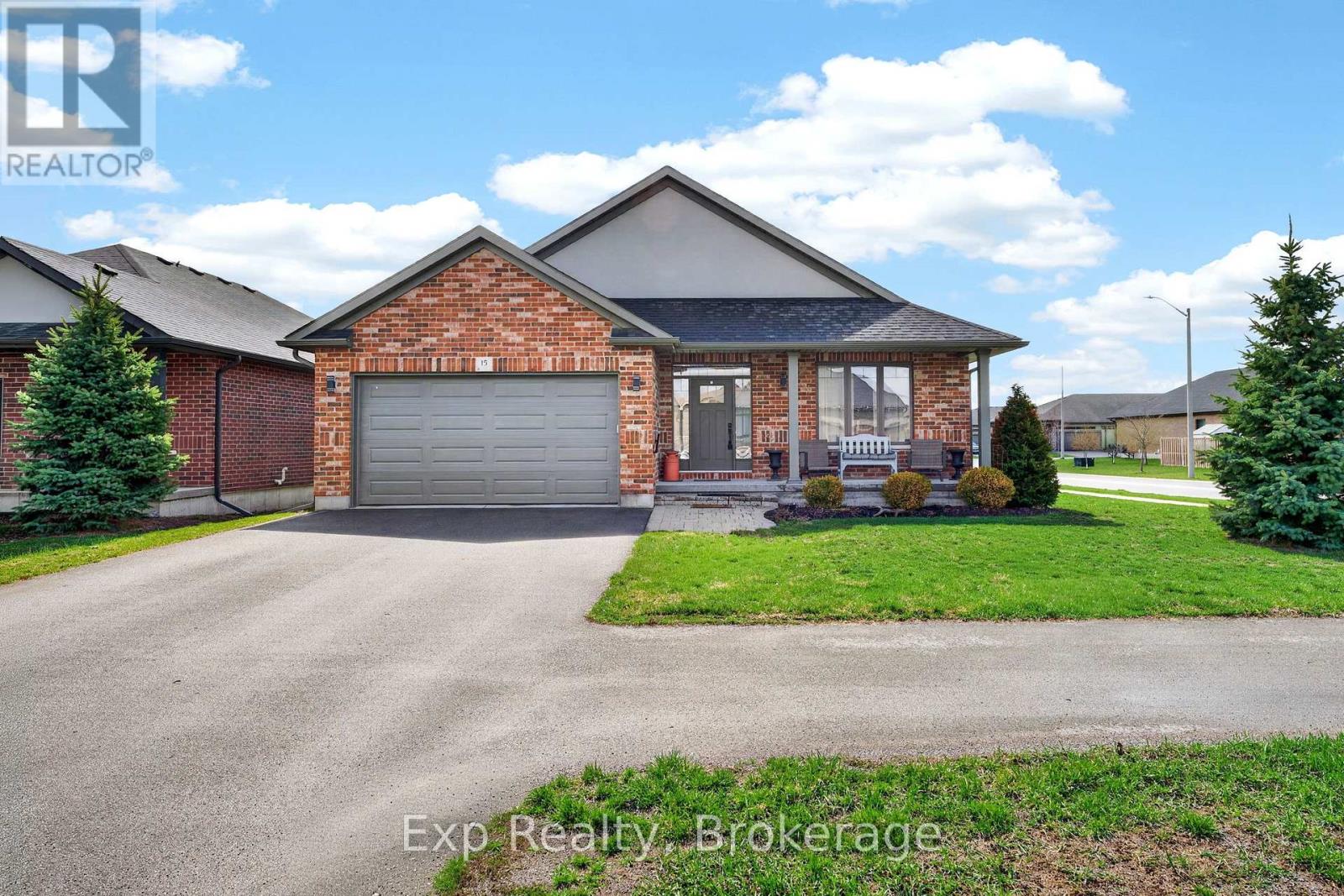 MLS® listing #29798362 for sale located at 15 KEMPTON AVENUE