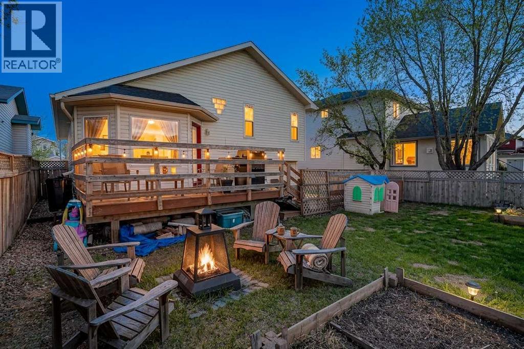 MLS® listing #29798691 for sale located at 38 Canoe Circle SW