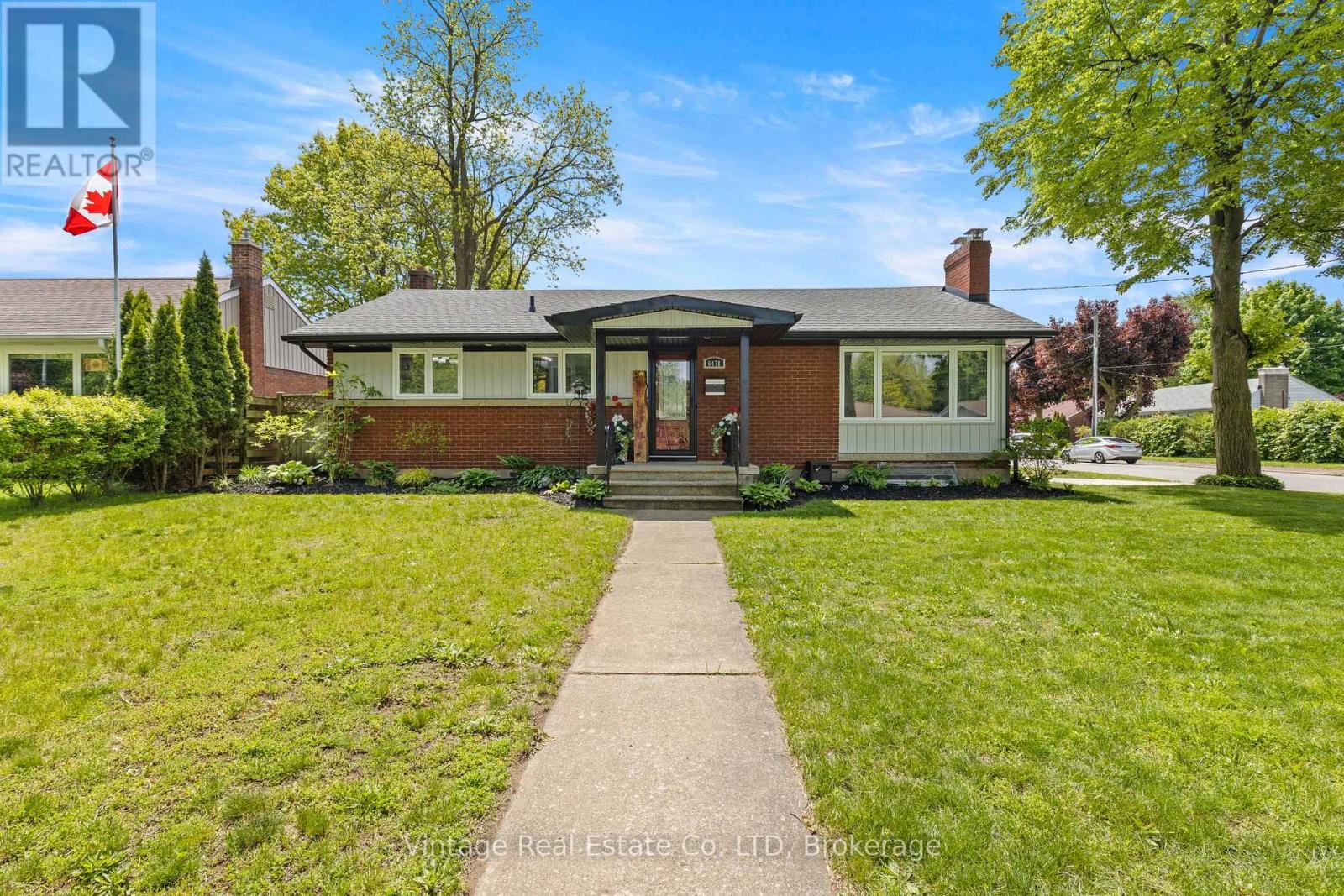 MLS® listing #29805364 for sale located at 6478 RUSSELL STREET