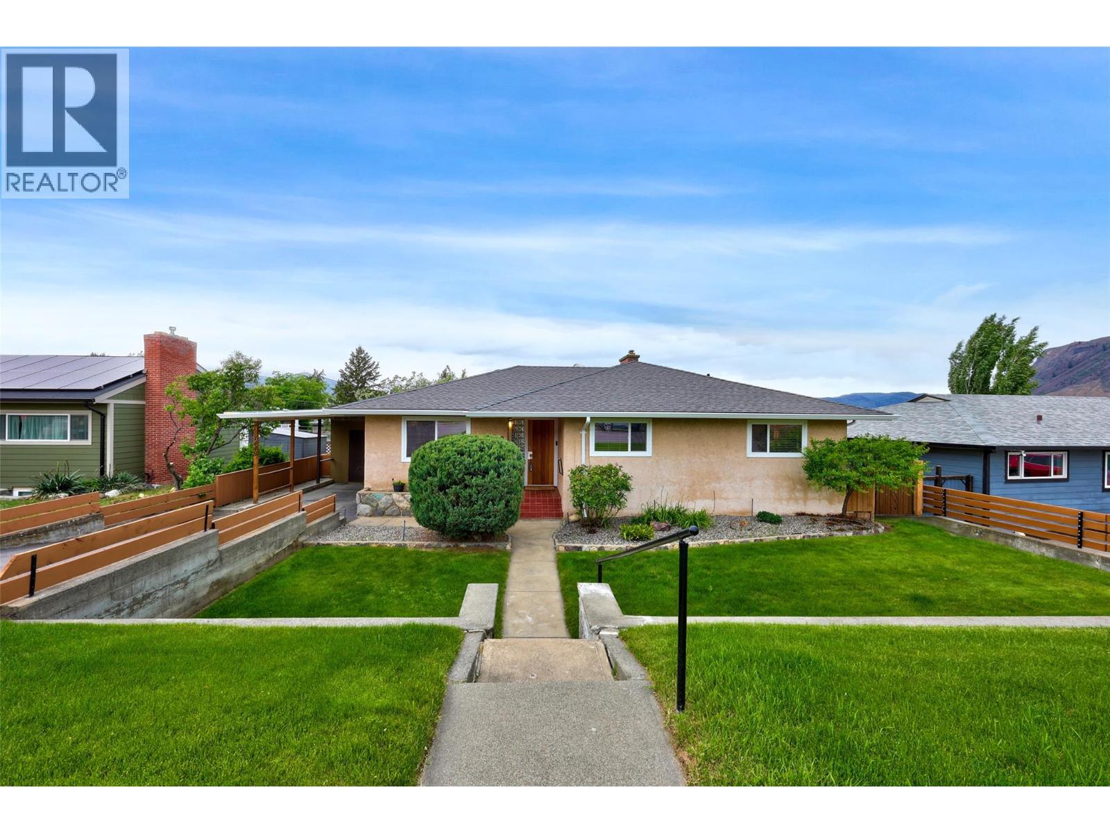 MLS® listing #29809333 for sale located at 1448 Pine Crescent