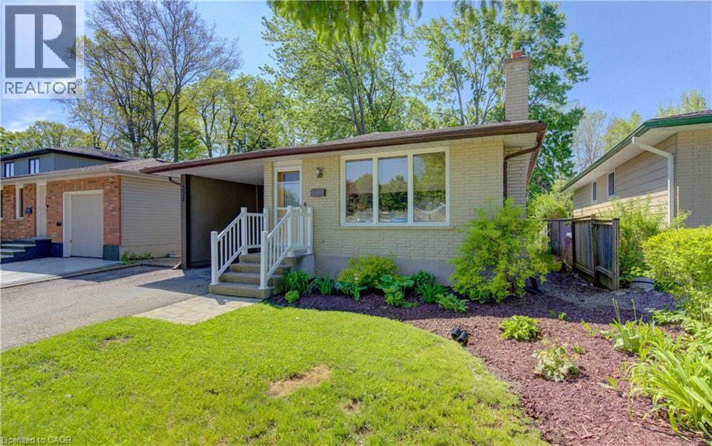 MLS® listing #29811298 for sale located at 527 FALLINGBROOK Drive