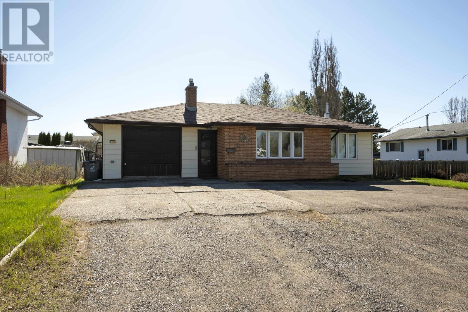 MLS® listing #29816570 for sale located at 752 Leslie AVE