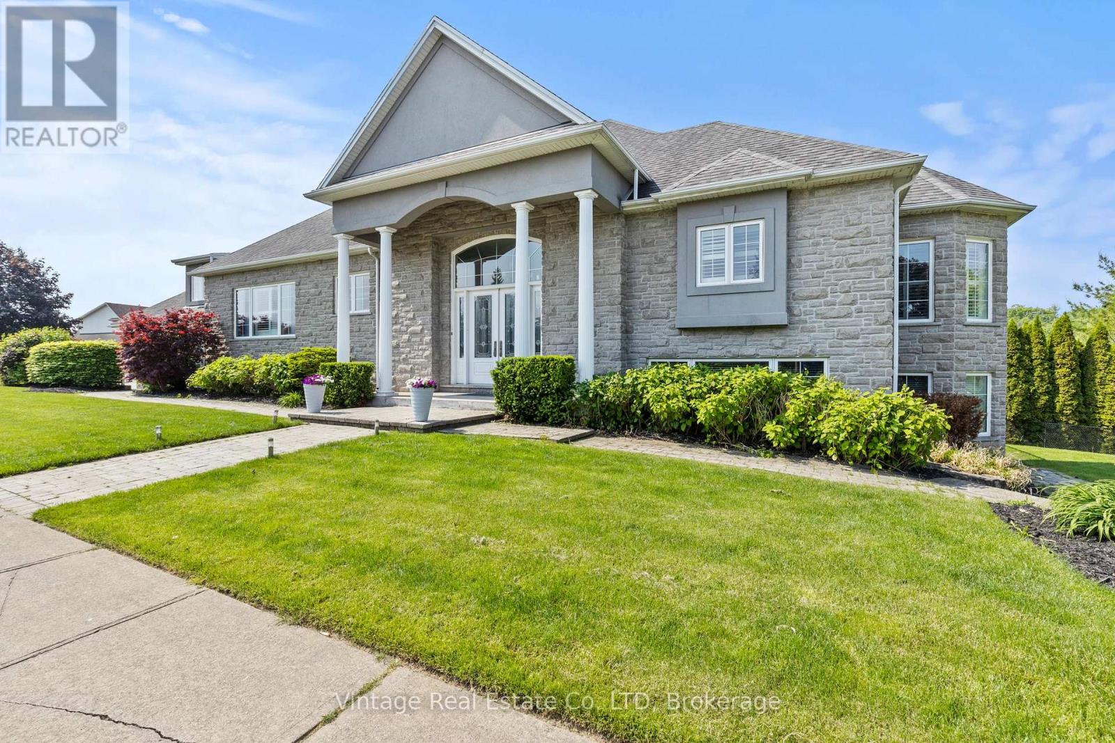 MLS® listing #29818318 for sale located at 3689 CARDINAL DRIVE