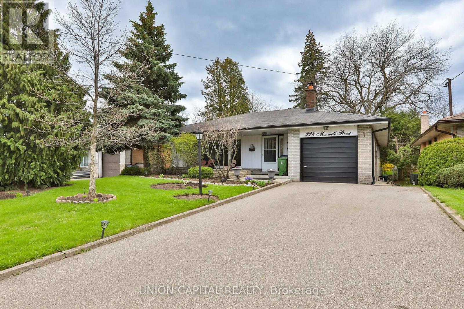 MLS® listing #29818383 for sale located at 228 MAXWELL STREET
