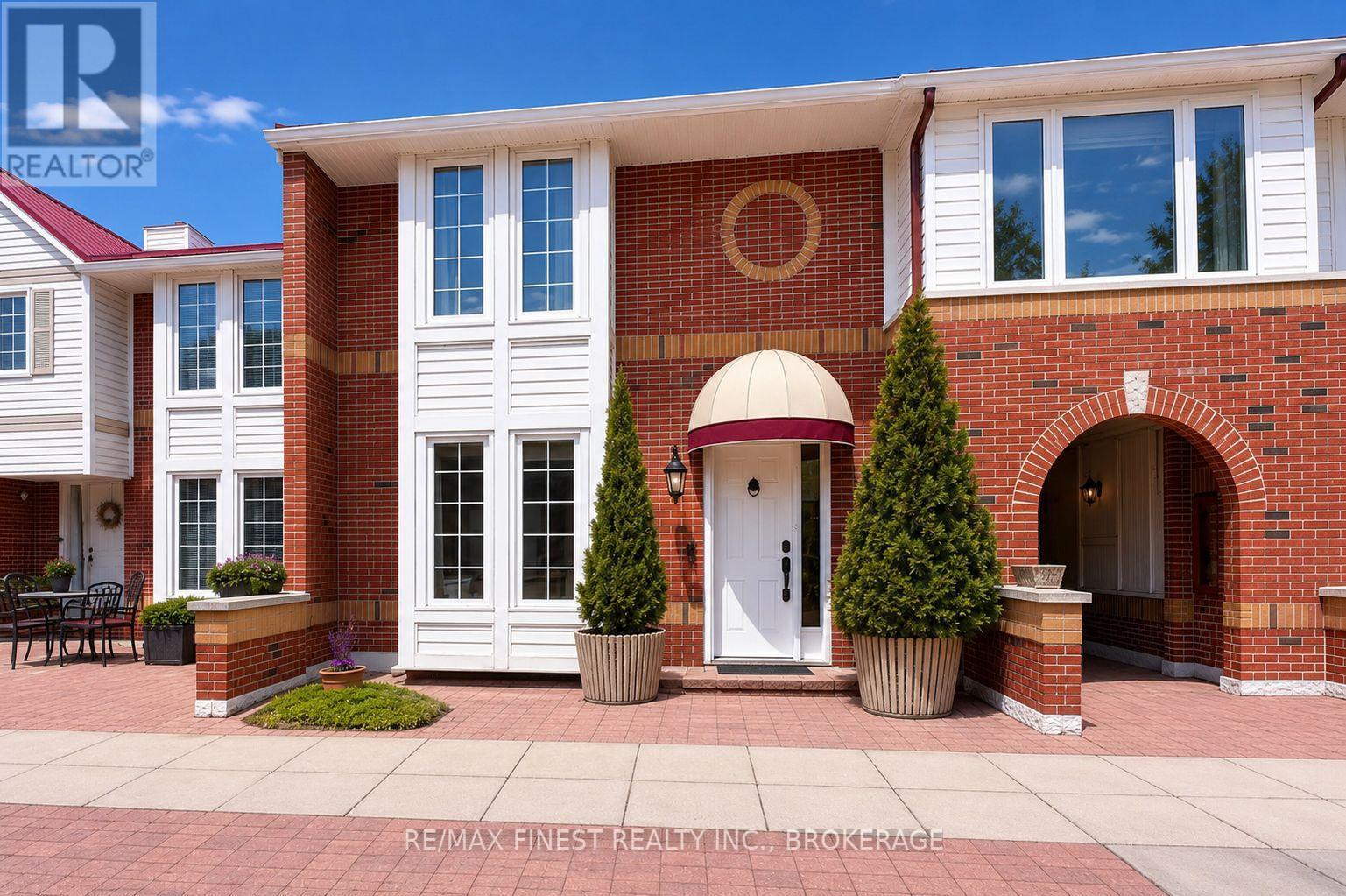 MLS® listing #29823448 for sale located at 16 - 1 PLACE D'ARMES