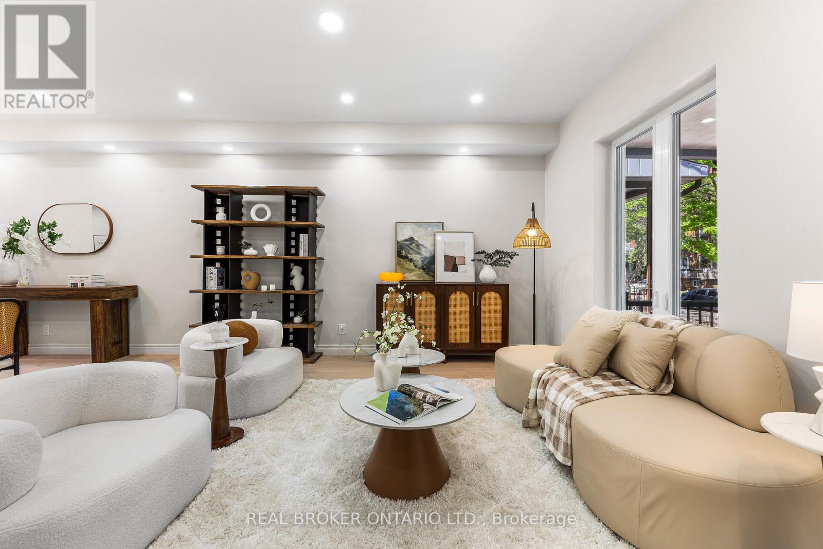 MLS® listing #29826731 for sale located at 806 GLADSTONE AVENUE