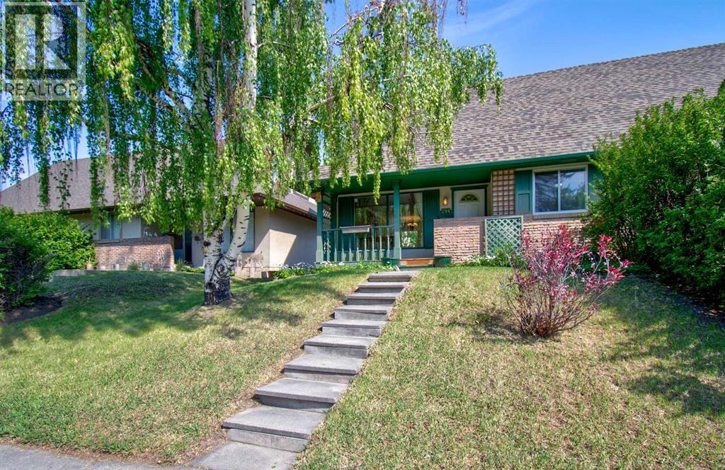 MLS® listing #29828836 for sale located at 294 Southampton Drive SW