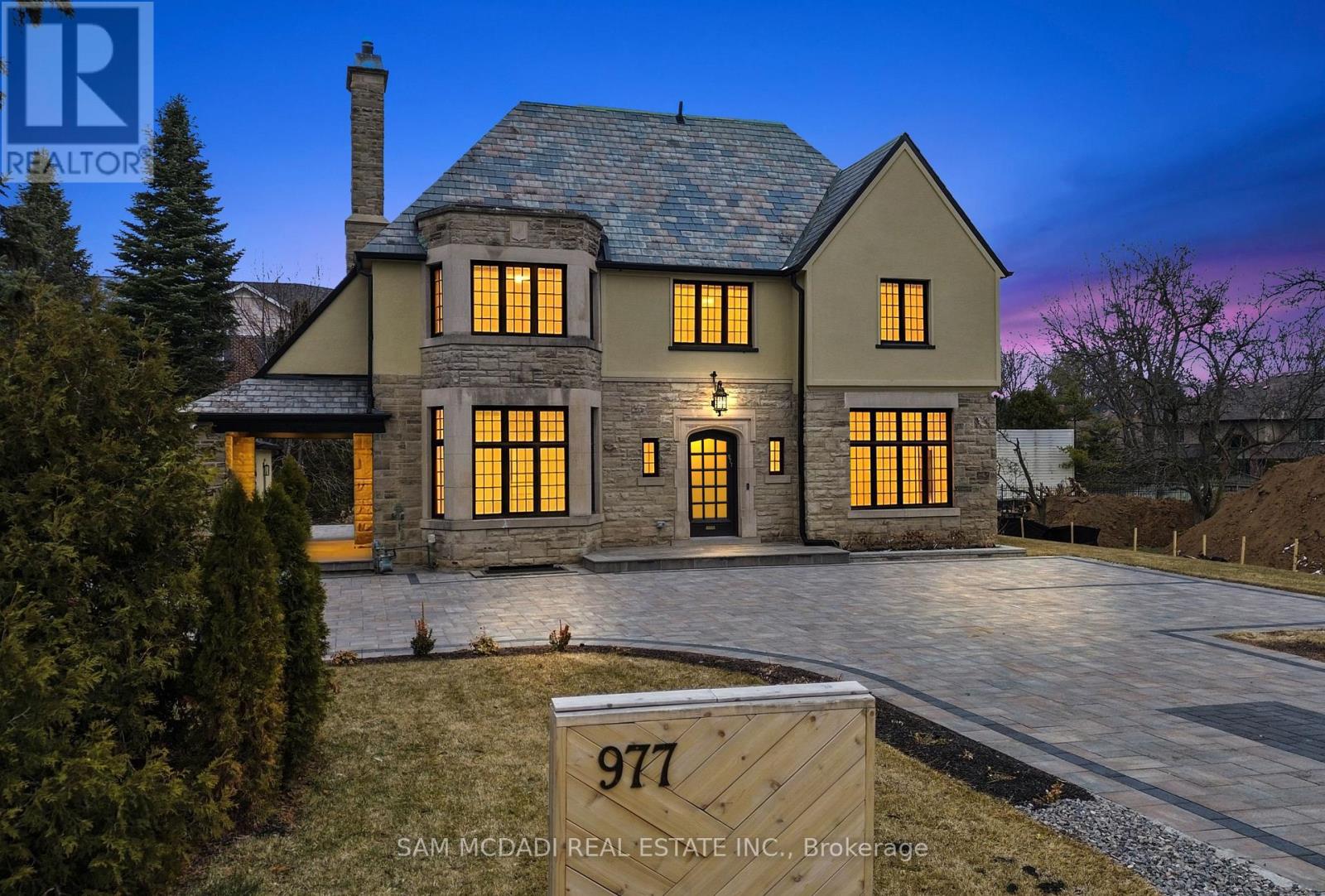 MLS® listing #29829484 for sale located at 977 UNSWORTH AVENUE