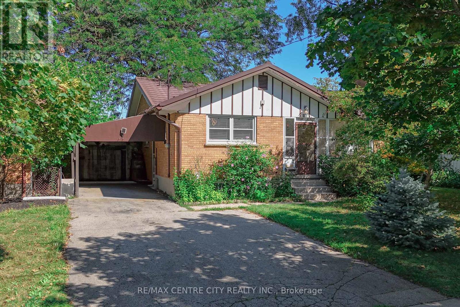 MLS® listing #29838145 for sale located at 1948 ROYAL CRESCENT