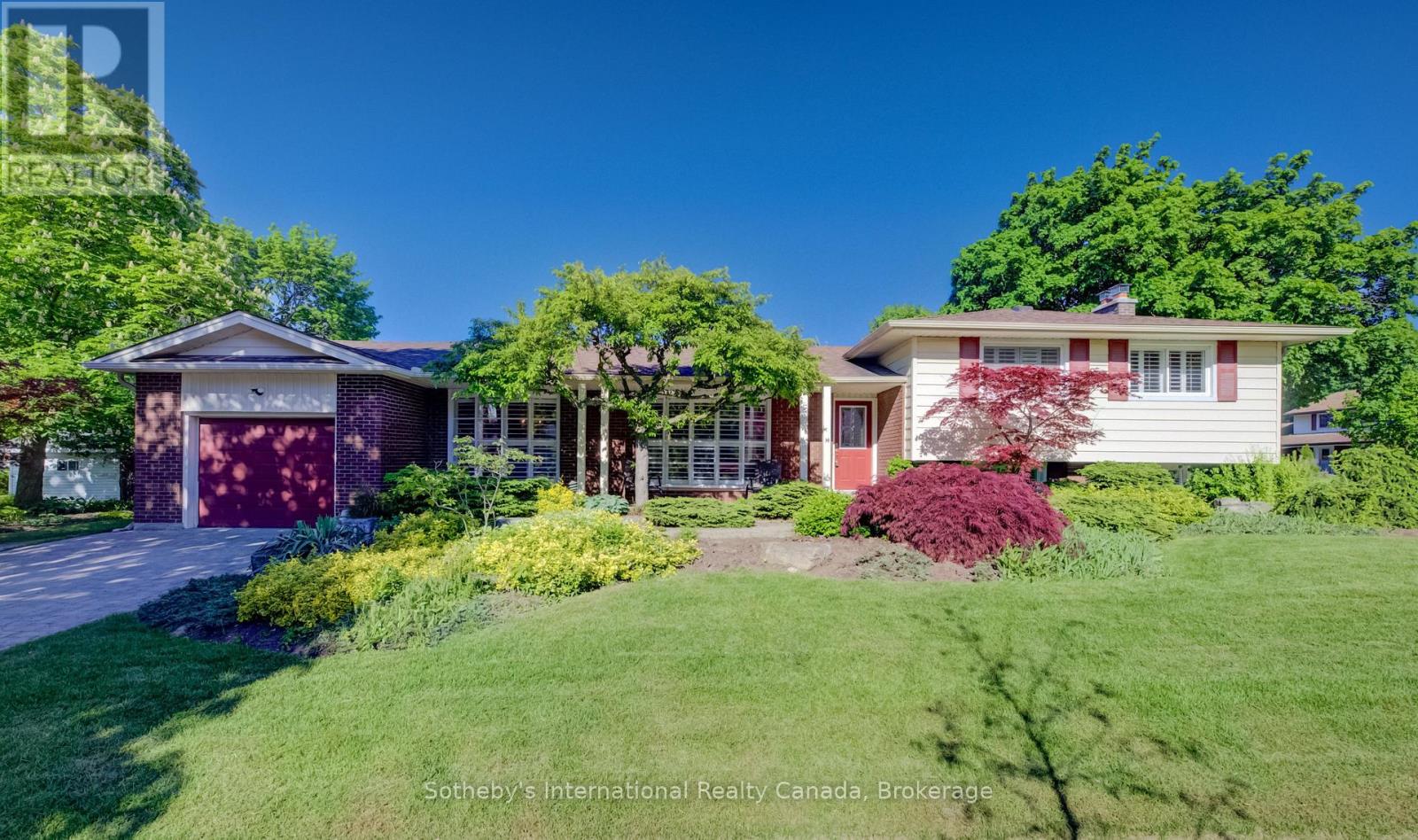 MLS® listing #29838346 for sale located at 14 VIEWMONT CLOSE
