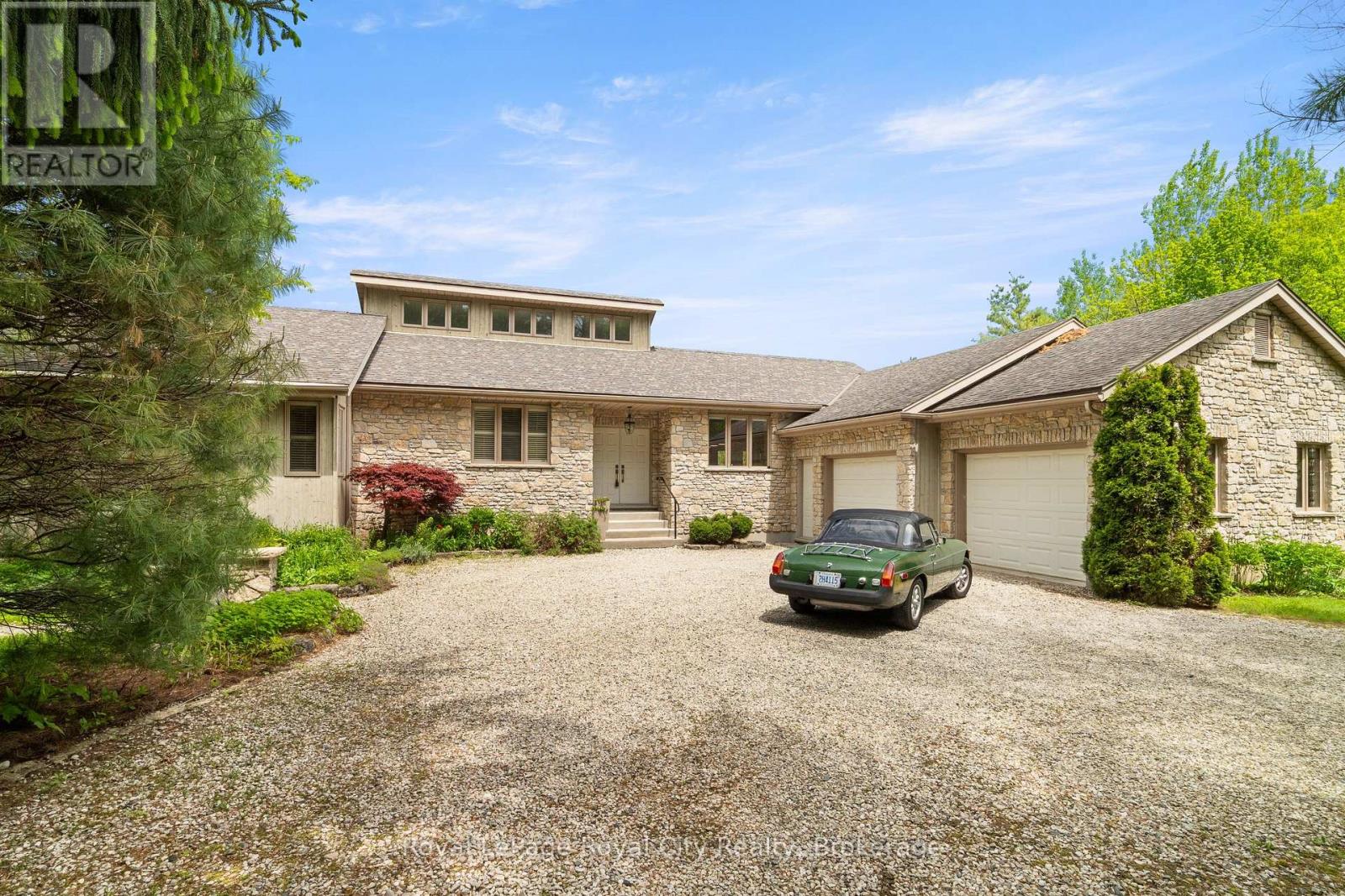 MLS® listing #29838632 for sale located at 384 SOUTH RIVER ROAD