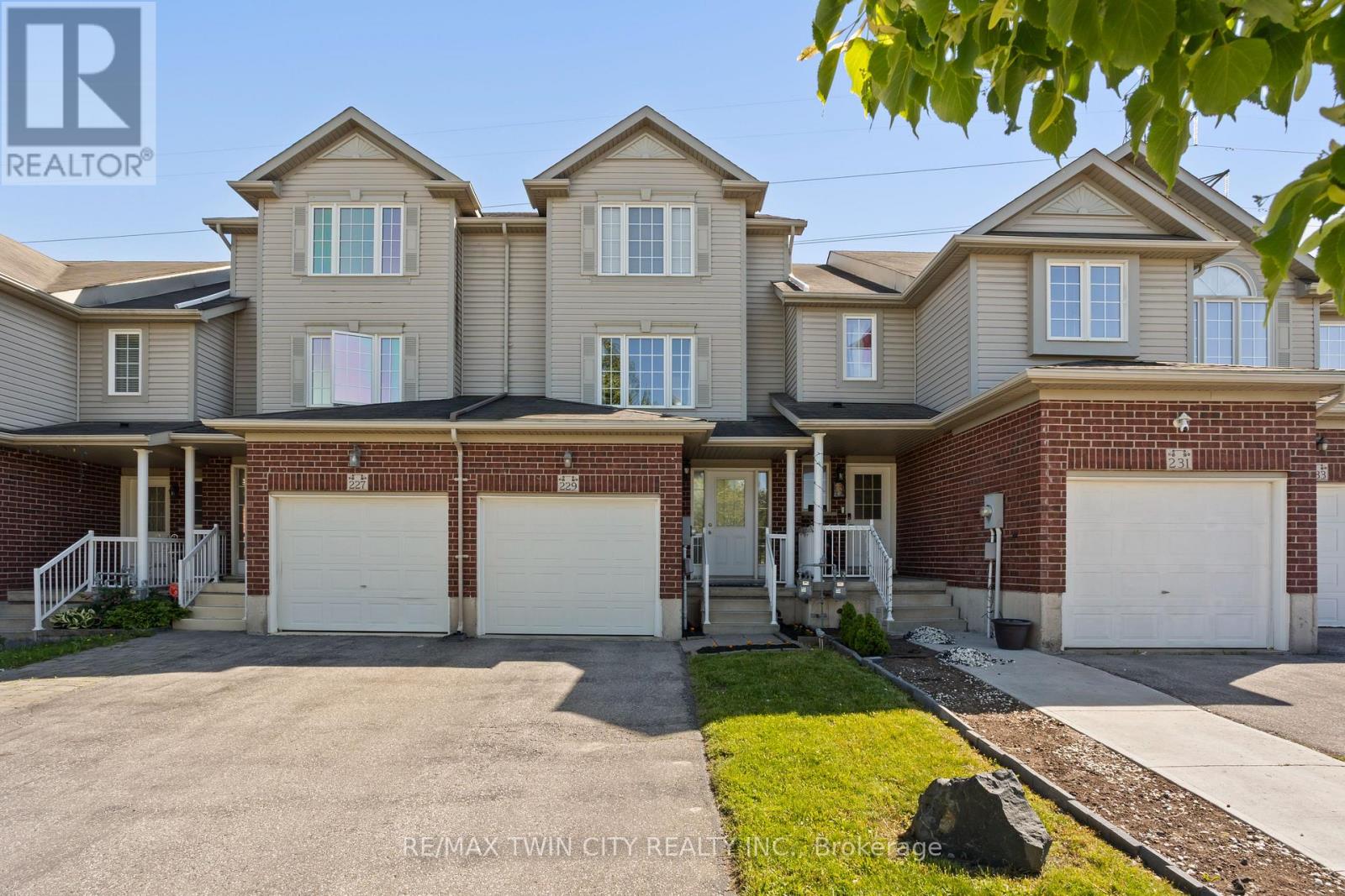 MLS® listing #29844605 for sale located at 229 PARKVALE DRIVE