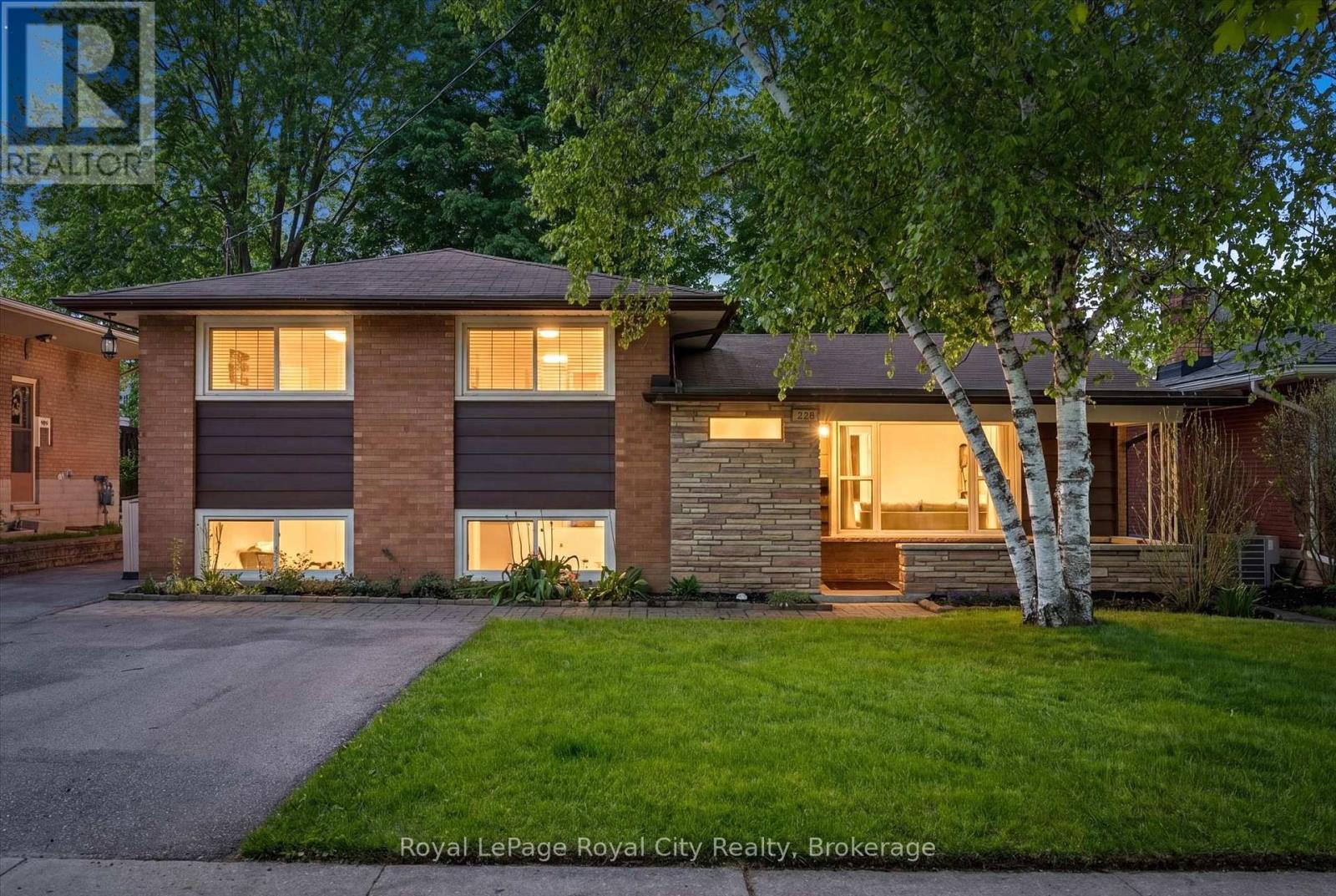 MLS® listing #29845920 for sale located at 229 ROSS AVENUE
