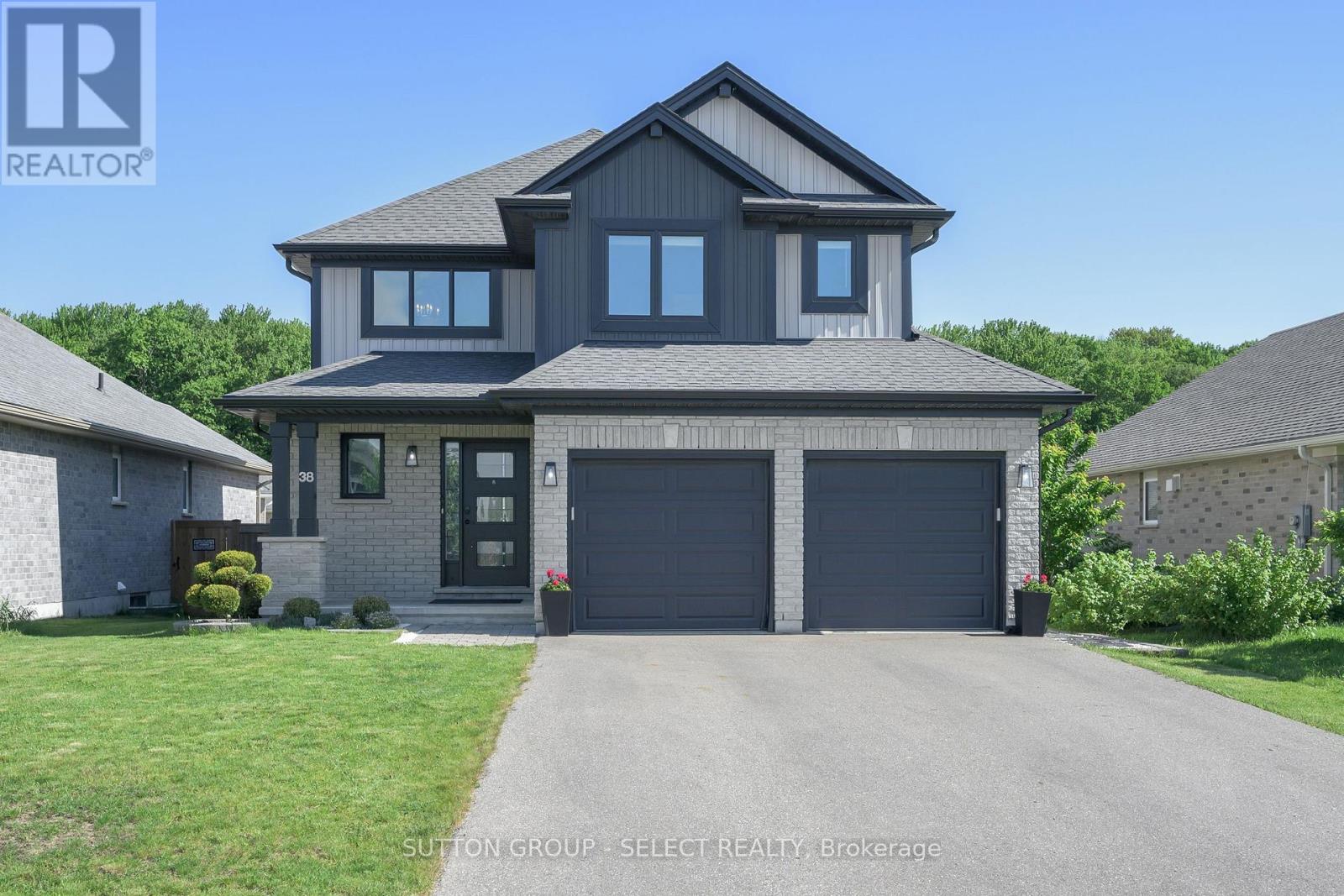 MLS® listing #29846089 for sale located at 38 FOXTAIL LANE