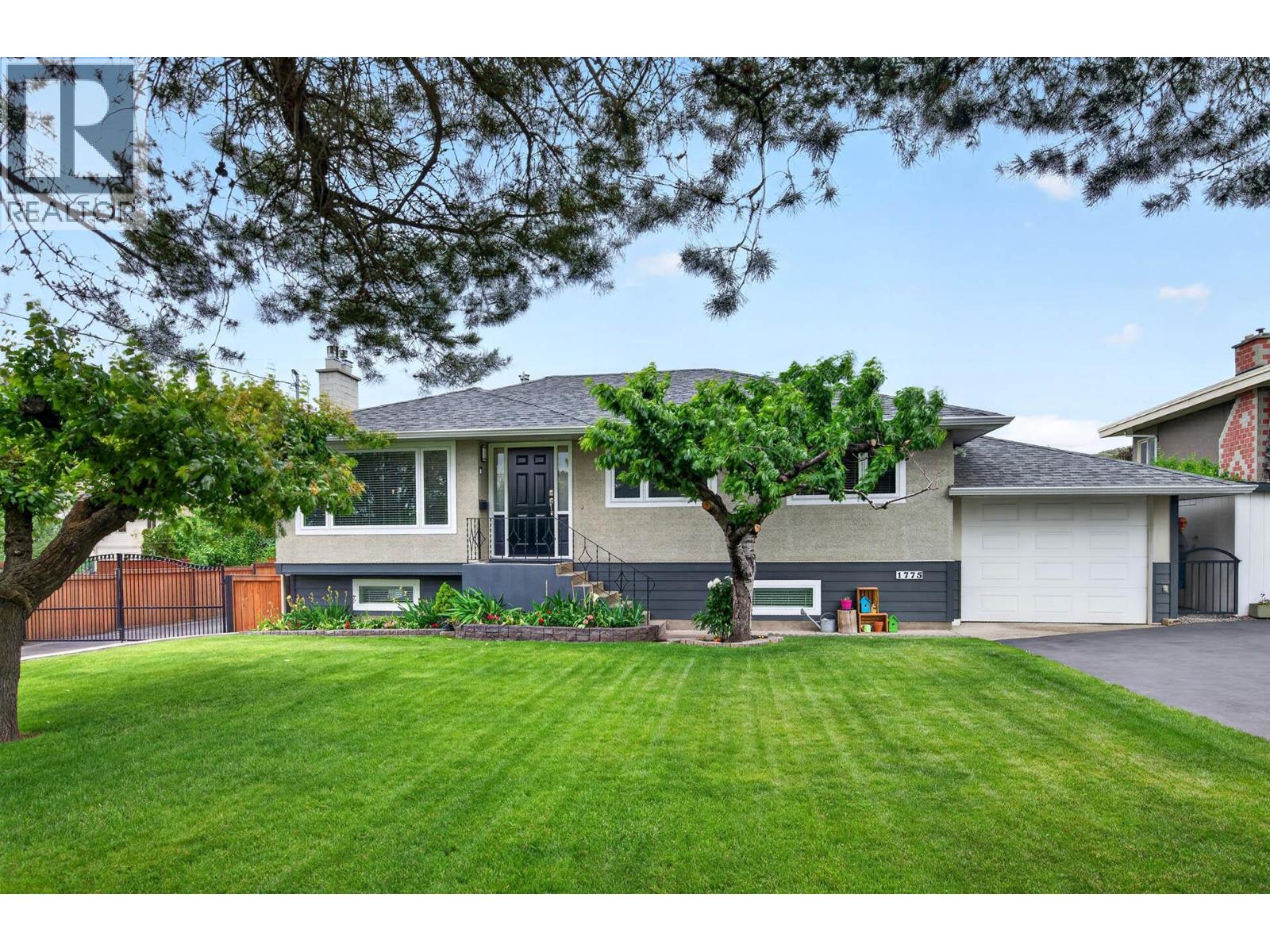 MLS® listing #29846720 for sale located at 1775 APPLE Lane
