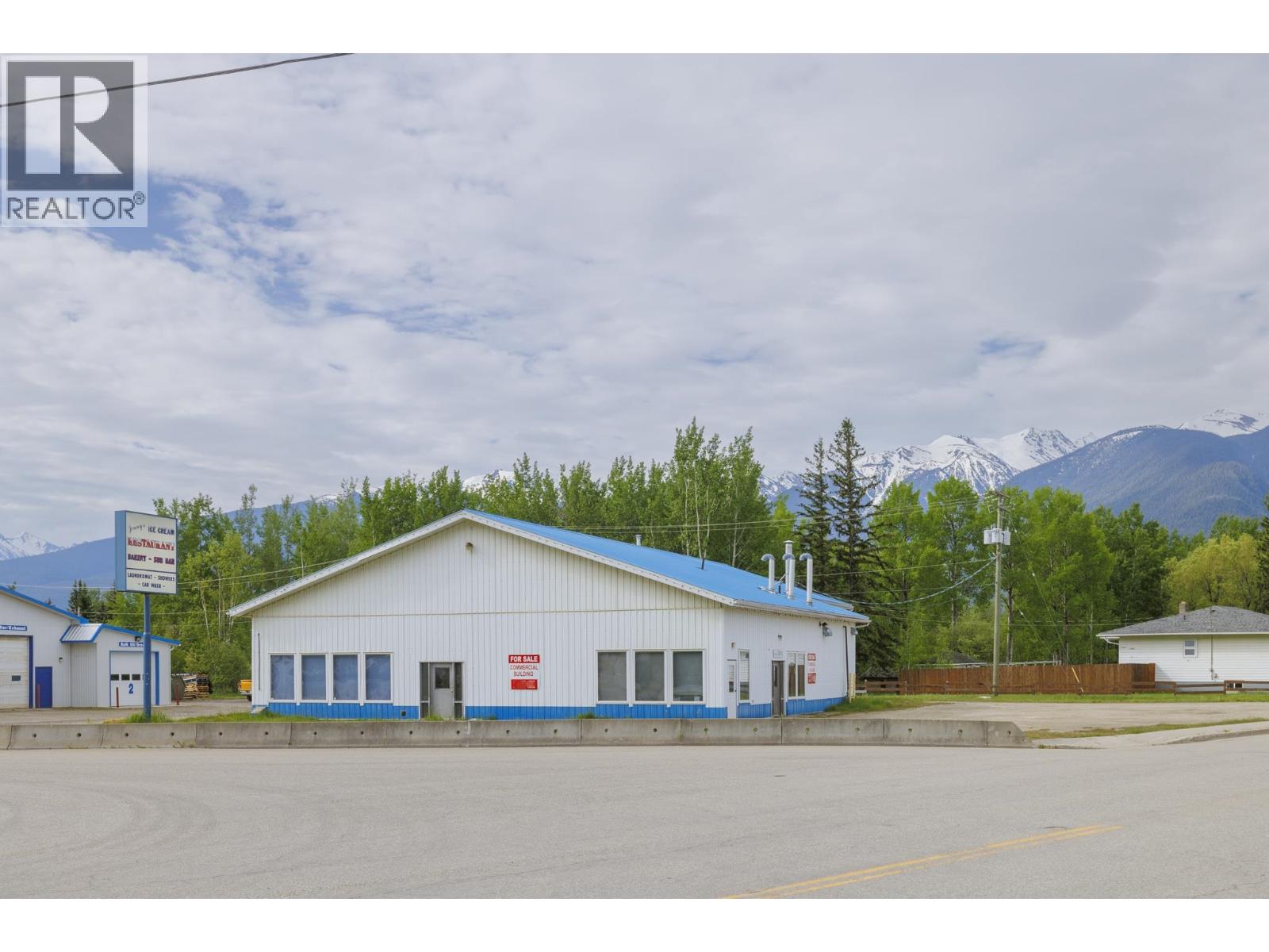 MLS® listing #29847433 for sale located at 1011 SE FRONTAGE ROAD
