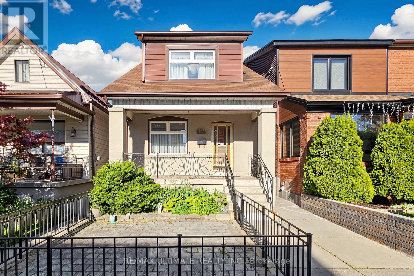 MLS® listing #29848134 for sale located at 494 OAKWOOD AVENUE W