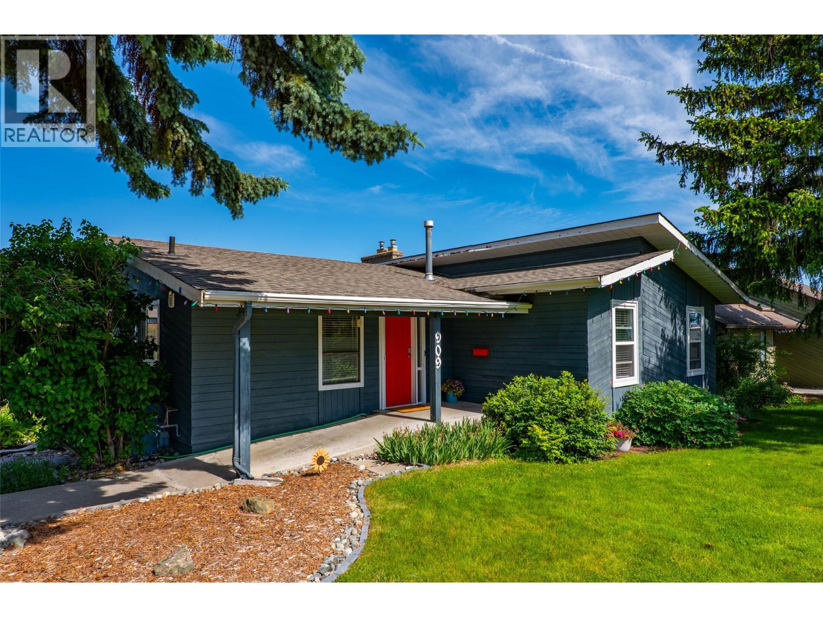 MLS® listing #29850342 for sale located at 909 Fleming Circle