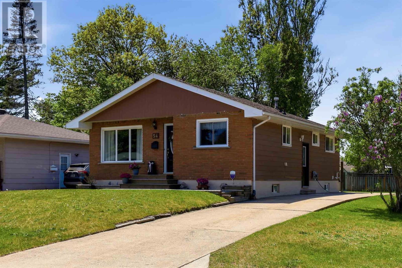 MLS® listing #29853508 for sale located at 54 Wayne CT