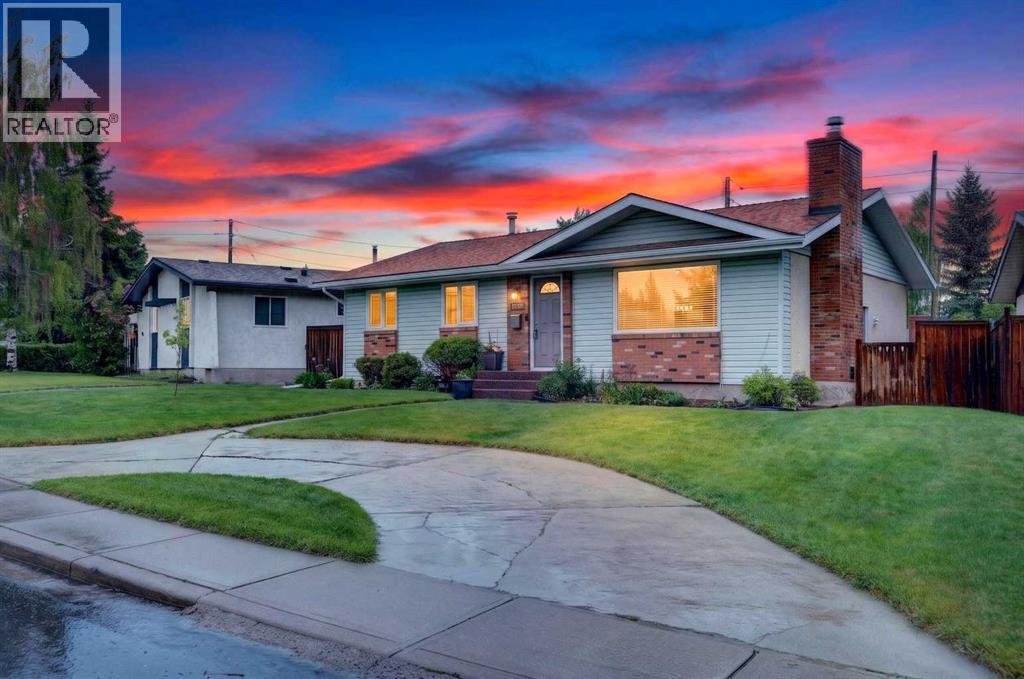 MLS® listing #29858940 for sale located at 10640 Oakmoor Way SW