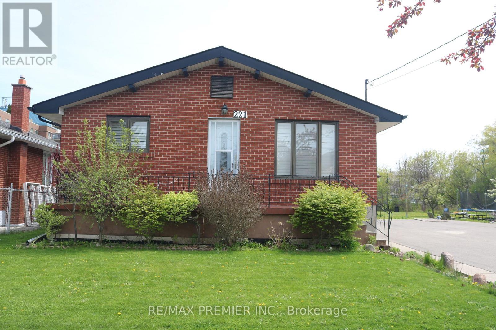 MLS® listing #29859397 for sale located at 221 COCKSFIELD AVENUE