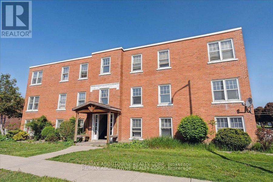 MLS® listing #29860546 for sale located at 6 - 133 NORTH SERVICE ROAD E