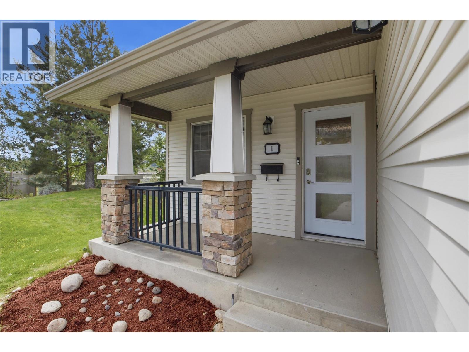 MLS® listing #29864692 for sale located at 1940 Hillside Drive Unit# 1