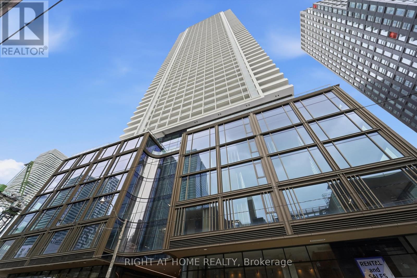 MLS® listing #29865903 for sale located at 4711 - 88 QUEEN STREET E
