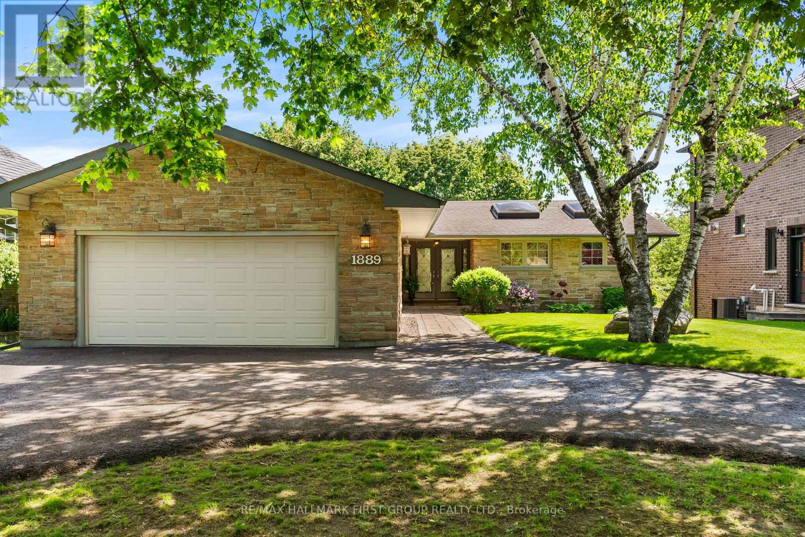 MLS® listing #29865910 for sale located at 1889 APPLEVIEW ROAD