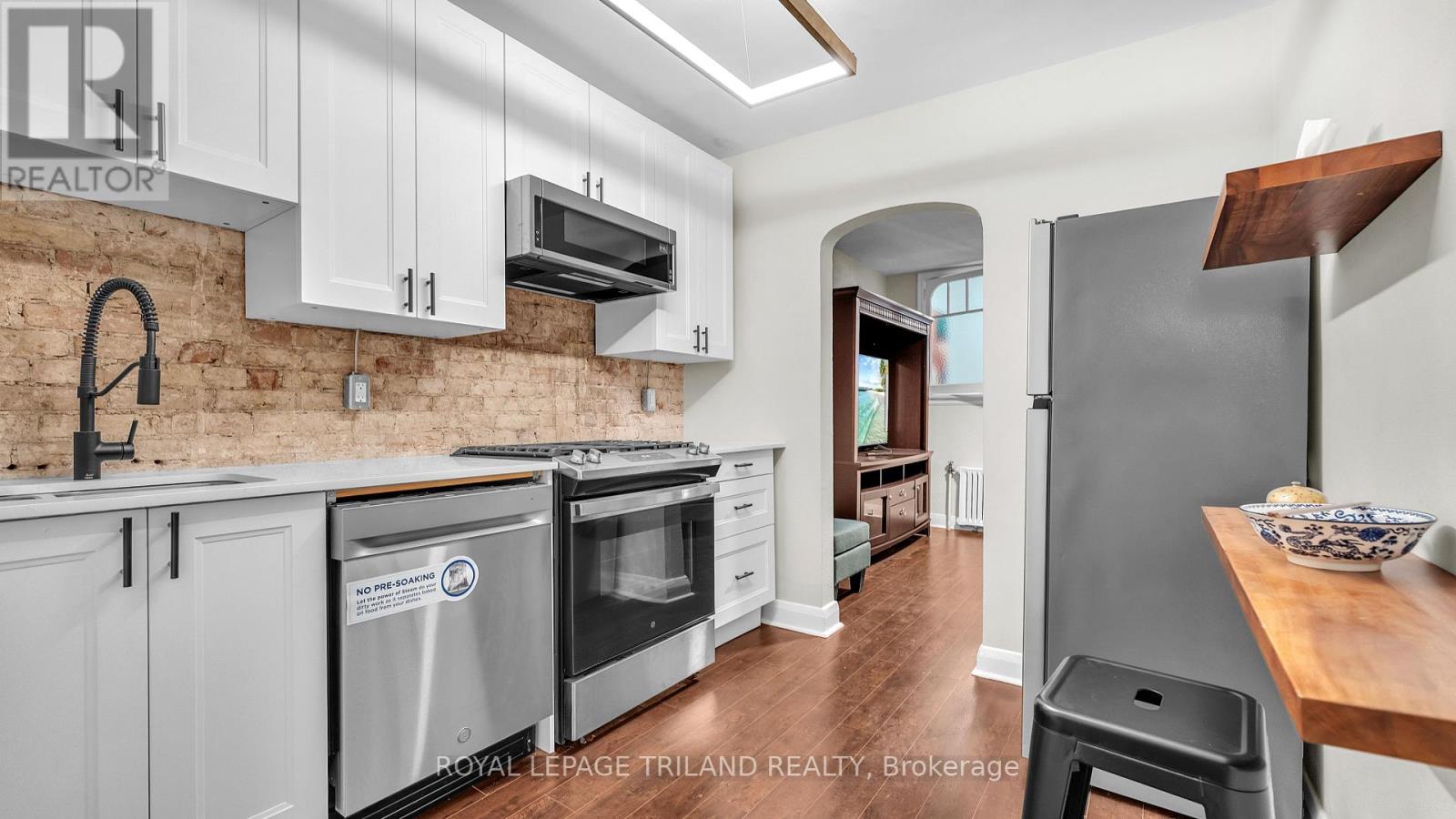 MLS® listing #29866633 for sale located at 6 - 111 DUNDAS STREET