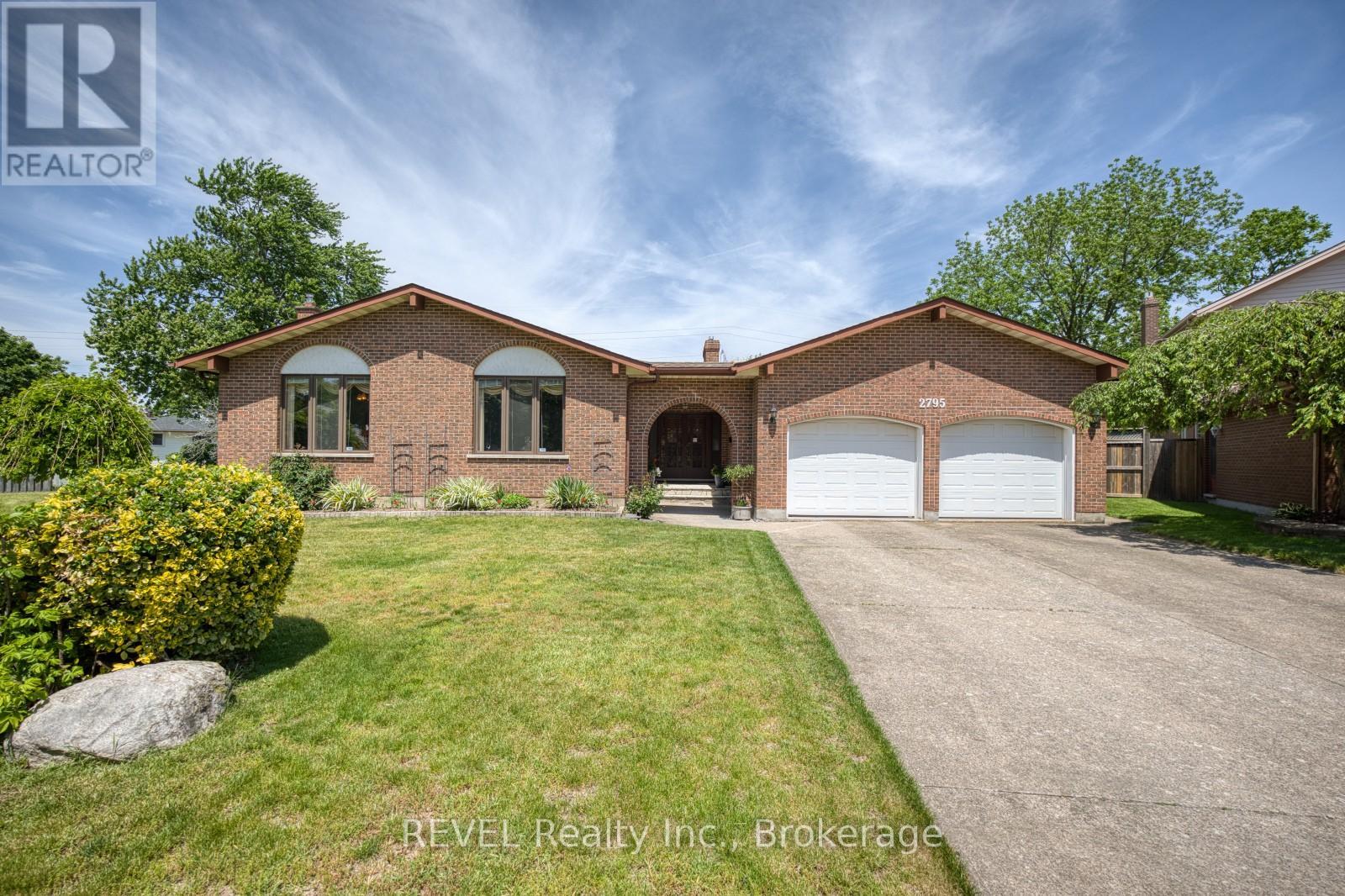 MLS® listing #29866908 for sale located at 2795 SOLAR CRESCENT