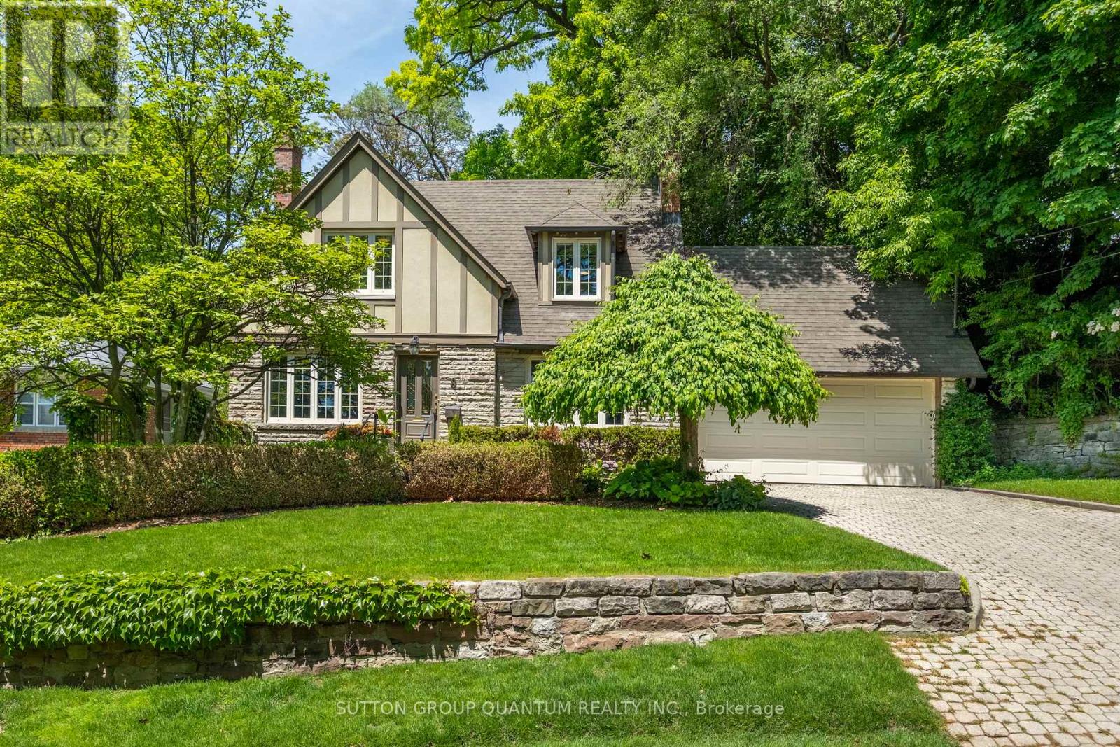 MLS® listing #29868256 for sale located at 8 RIVERSIDE CRESCENT