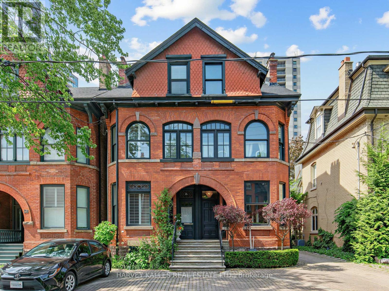 MLS® listing #29870850 for sale located at 32 BERNARD AVENUE