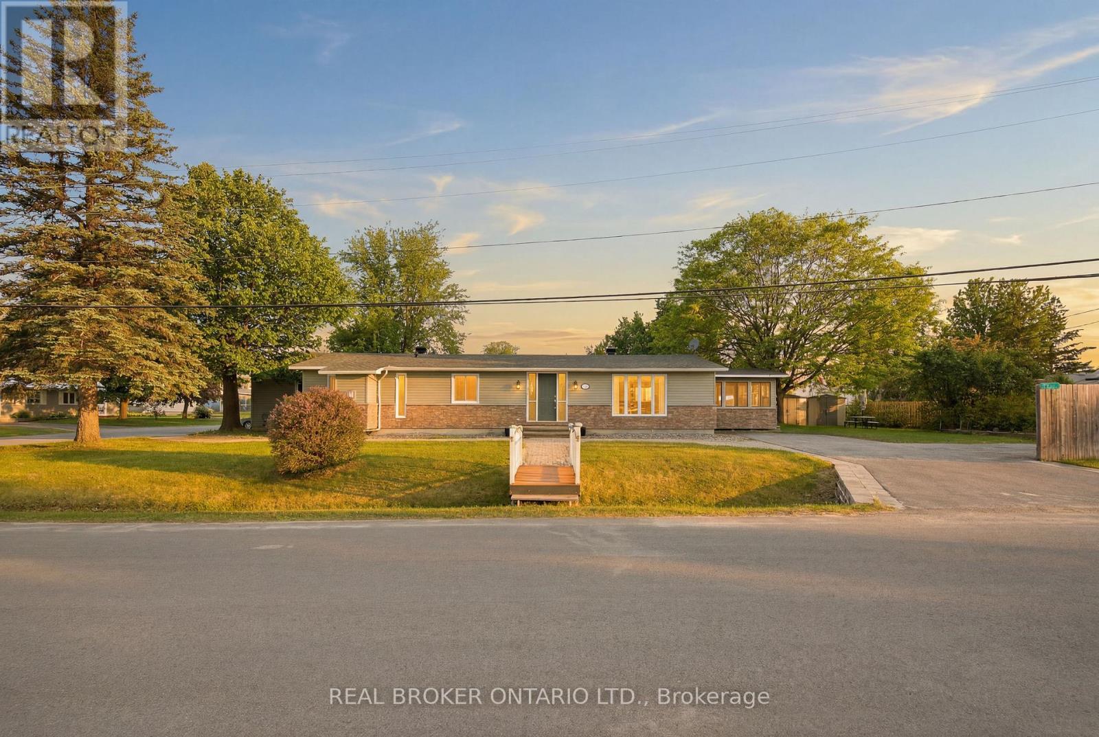 MLS® listing #29874080 for sale located at 606 LYDIA STREET N