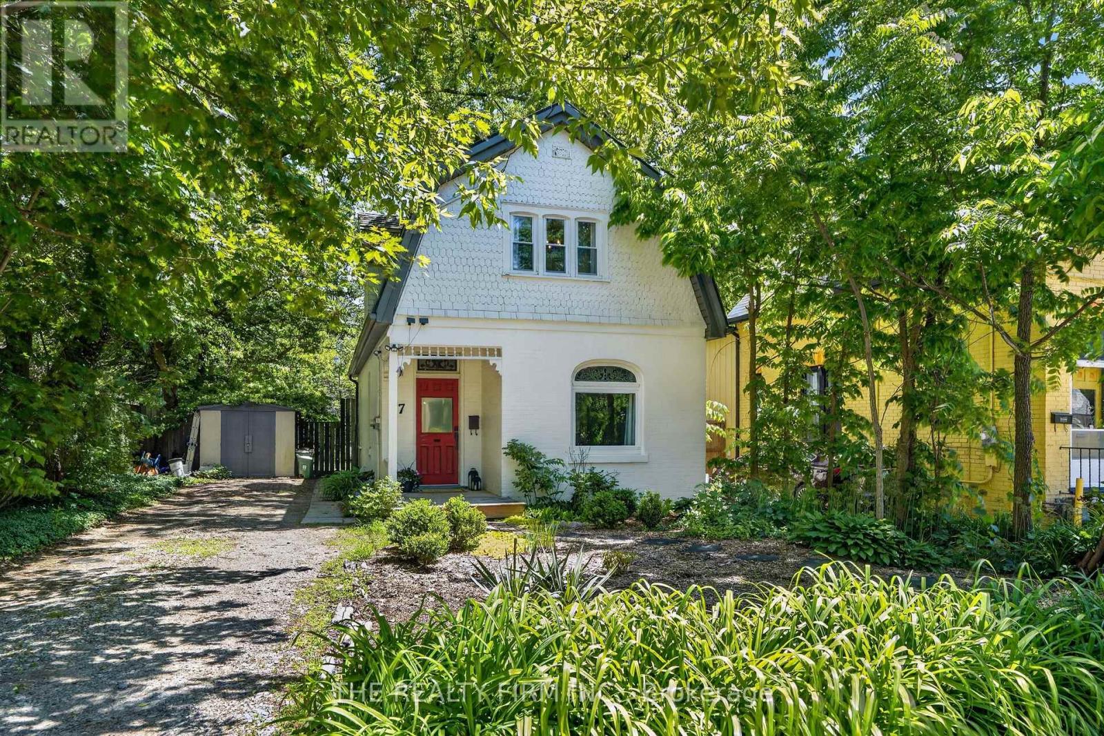 MLS® listing #29881403 for sale located at 17 WOODWARD AVENUE