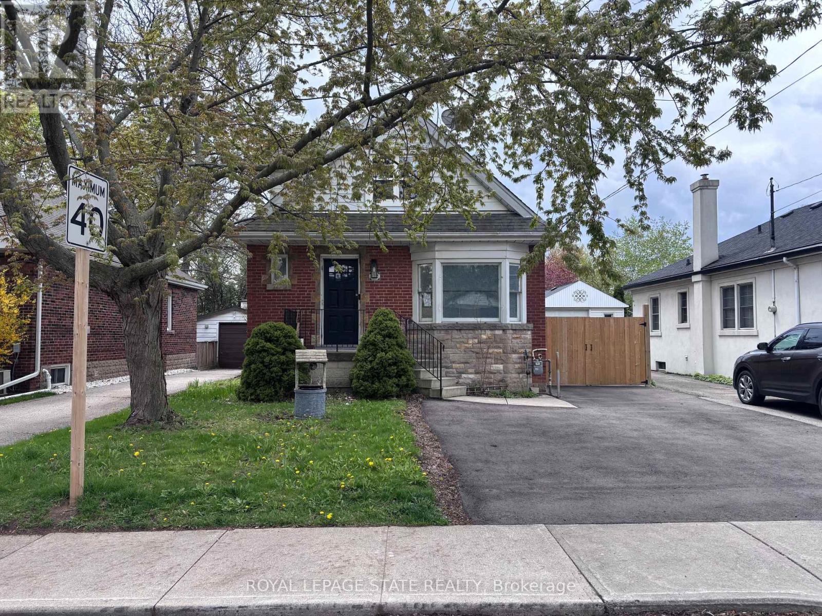 MLS® listing #29883079 for sale located at 122 QUEENSDALE AVENUE E