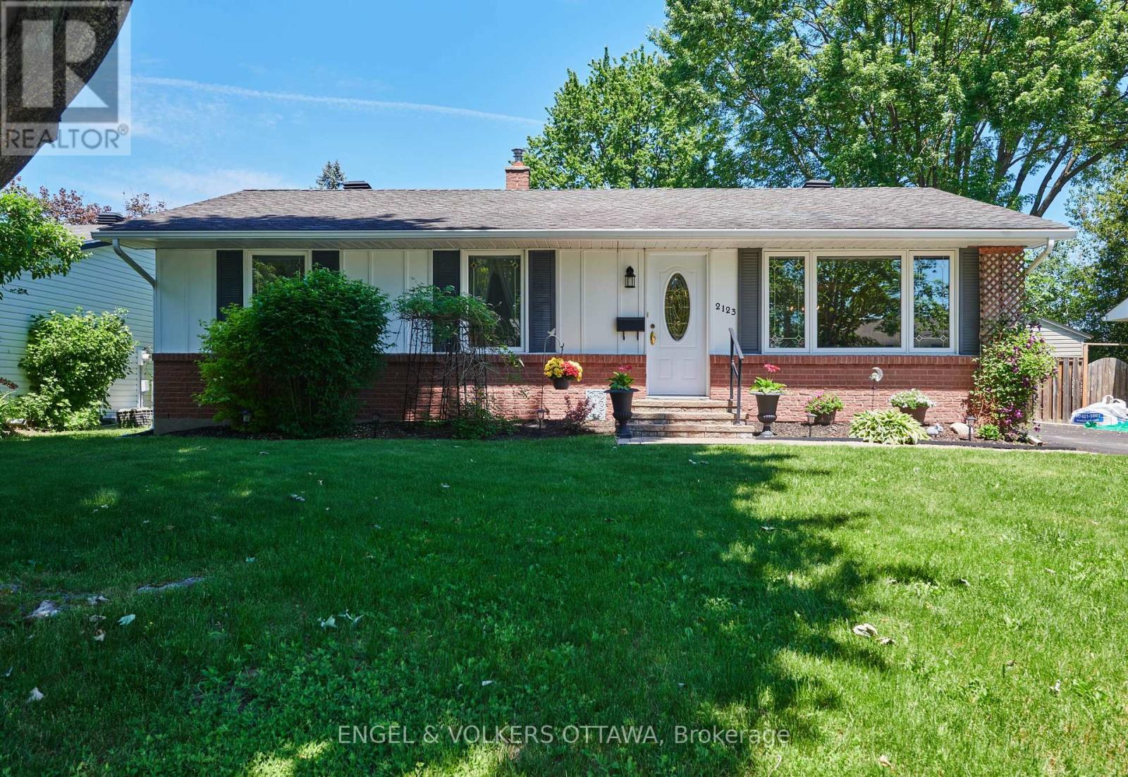 MLS® listing #29889712 for sale located at 2123 BLUE JAY CRESCENT