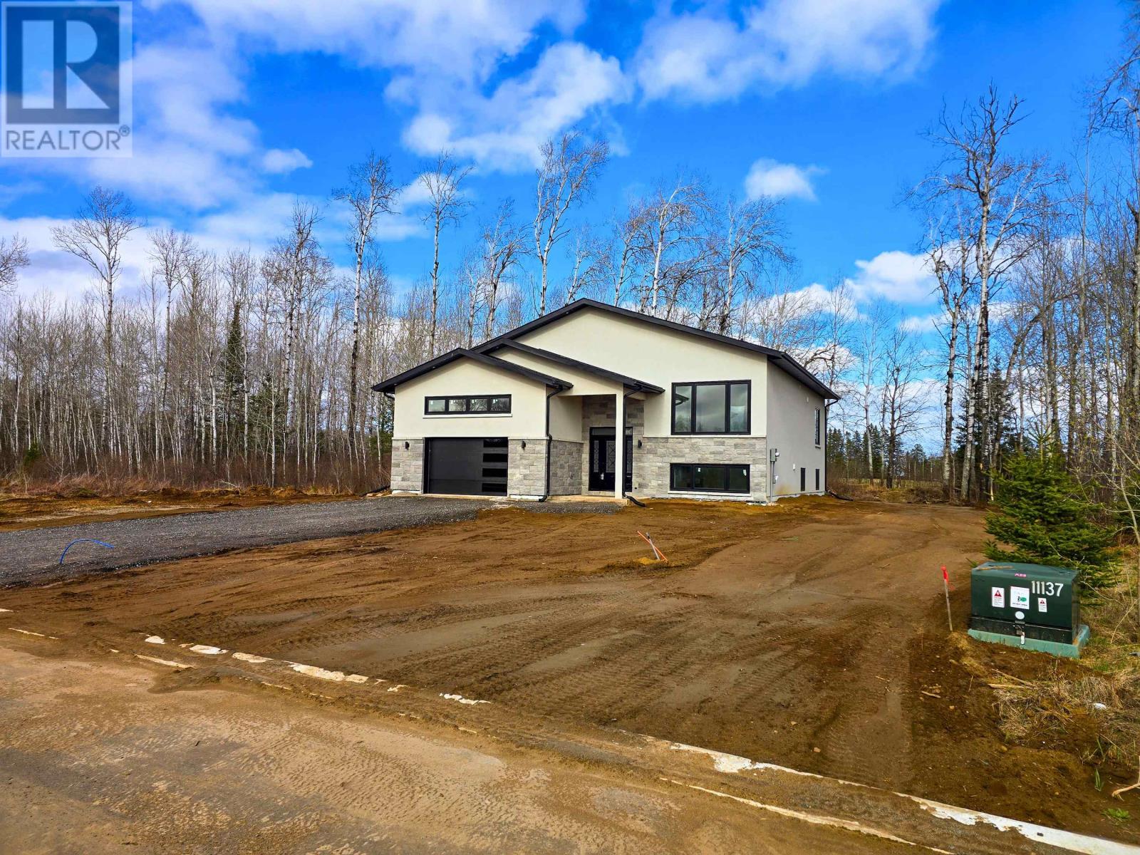 MLS® listing #29889969 for sale located at 3435 King George's Park Dr.