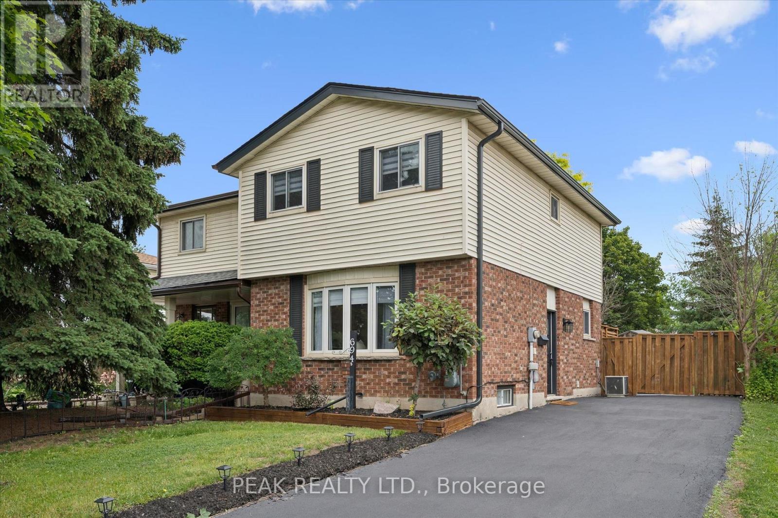 MLS® listing #29891164 for sale located at B - 694 HIGHPOINT AVENUE