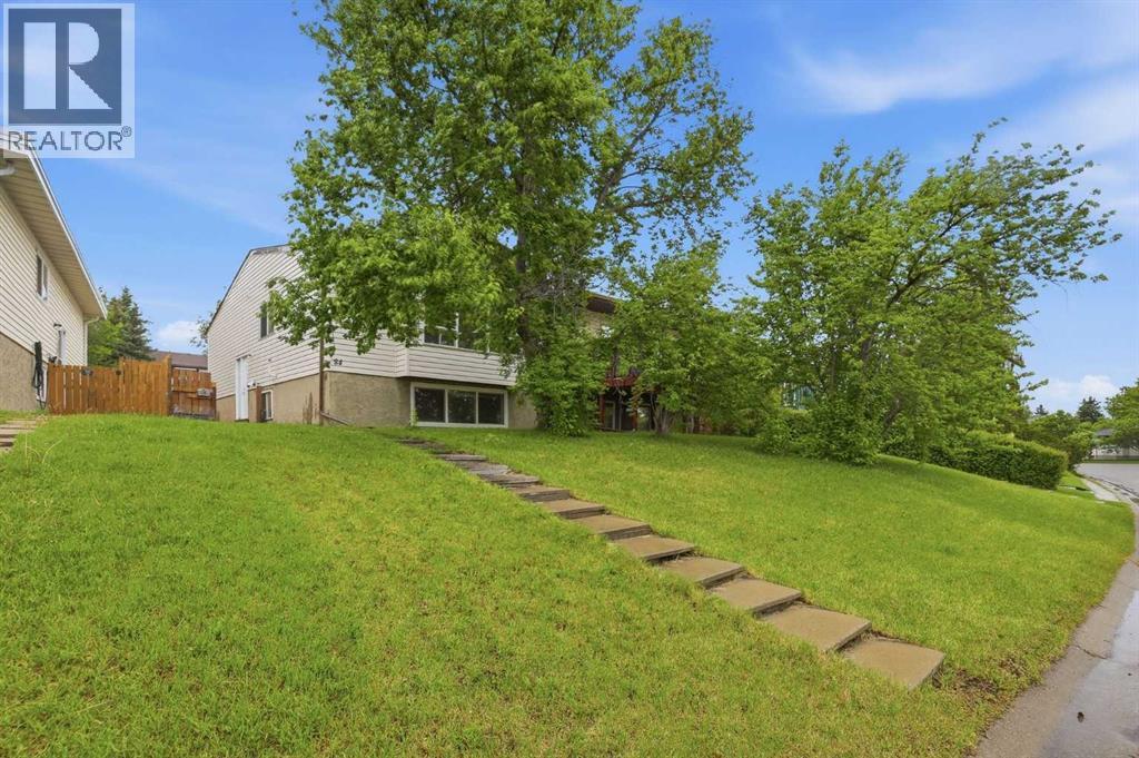 MLS® listing #29892481 for sale located at 84 Ranchero Rise NW