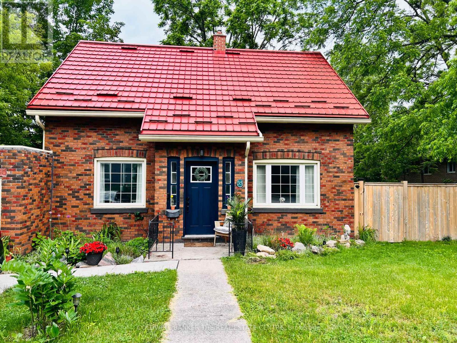 MLS® listing #29893667 for sale located at 35 GROVE STREET E
