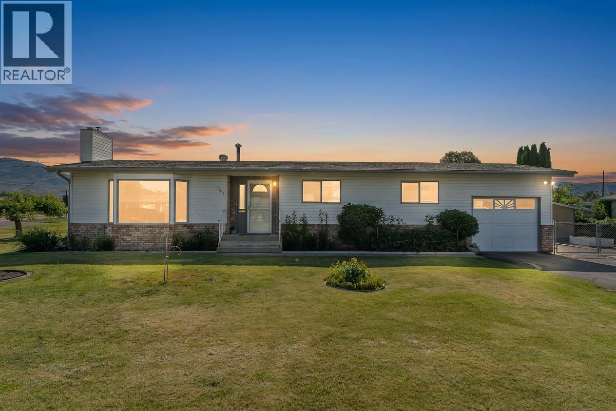 MLS® listing #29897341 for sale located at 797 RIDGEVIEW Terrace