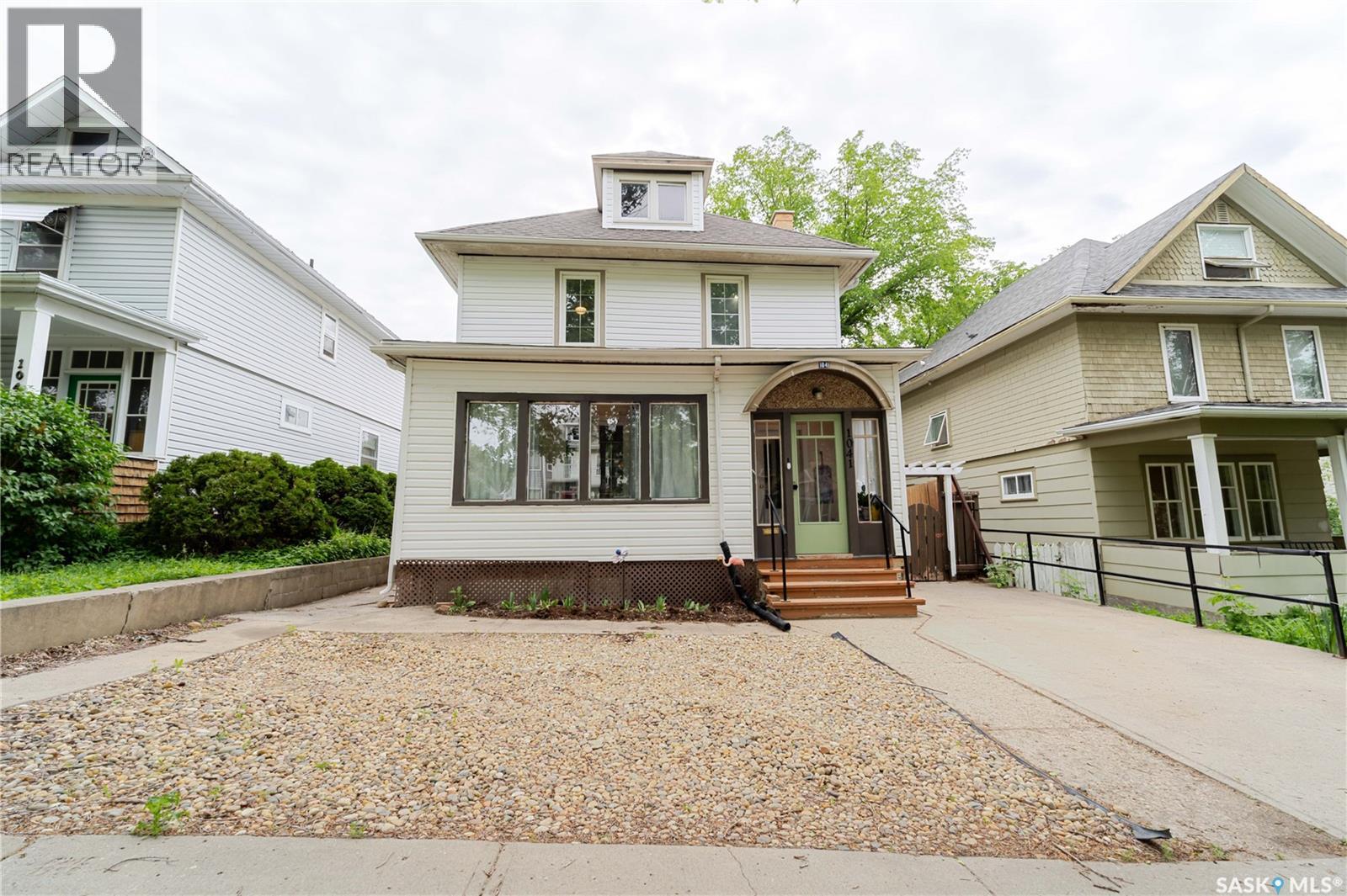 MLS® listing #29901622 for sale located at 1041 2nd AVENUE NW