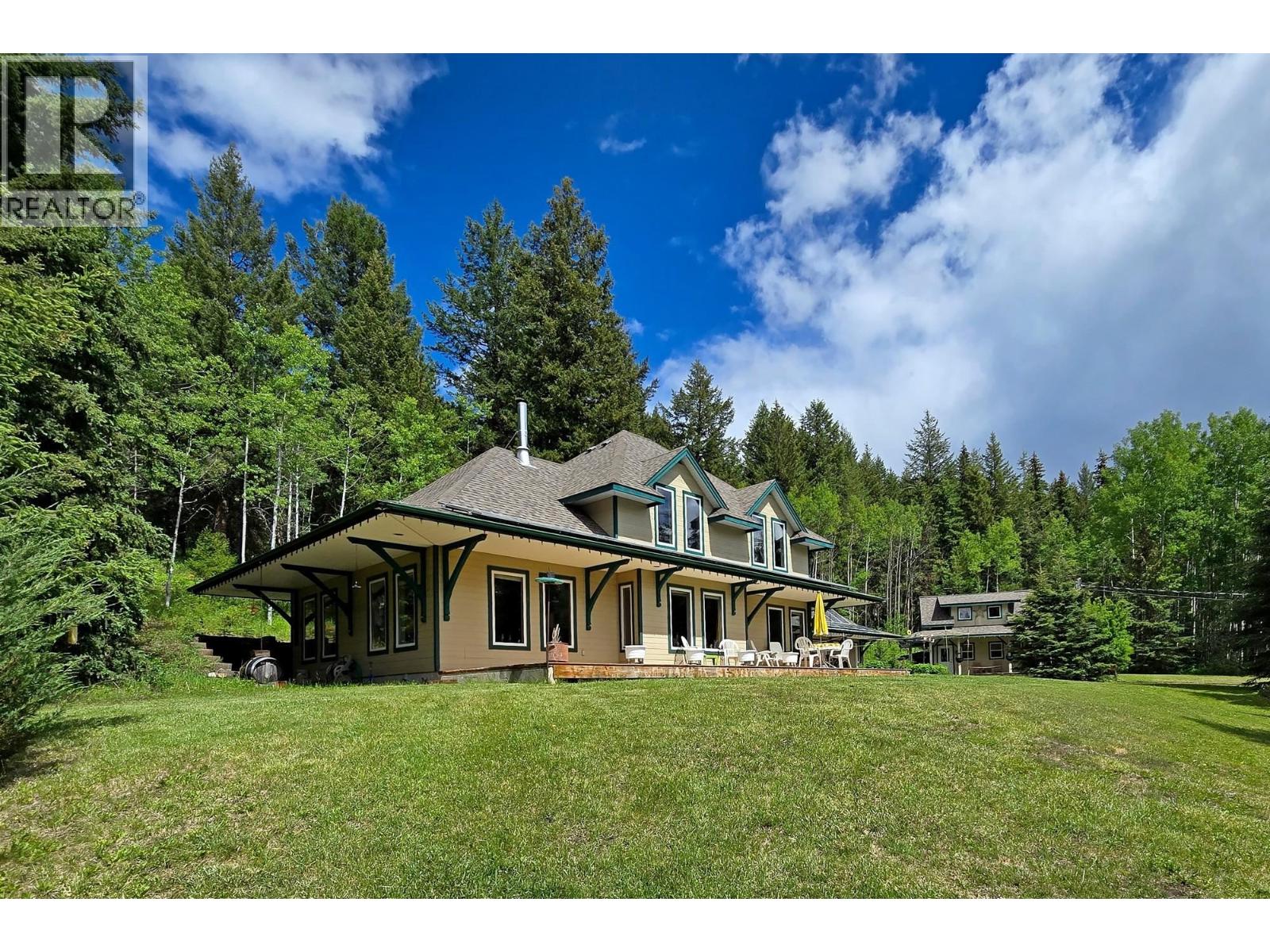 MLS® listing #29901632 for sale located at 2842 PIONEER CRESCENT