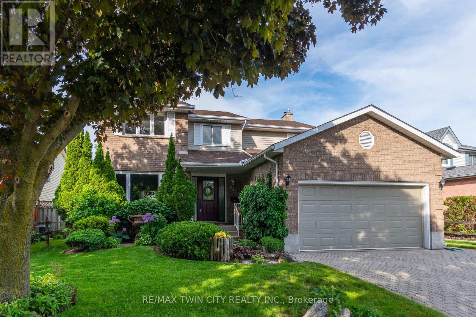 MLS® listing #29901655 for sale located at 691 WESTHEIGHTS DRIVE