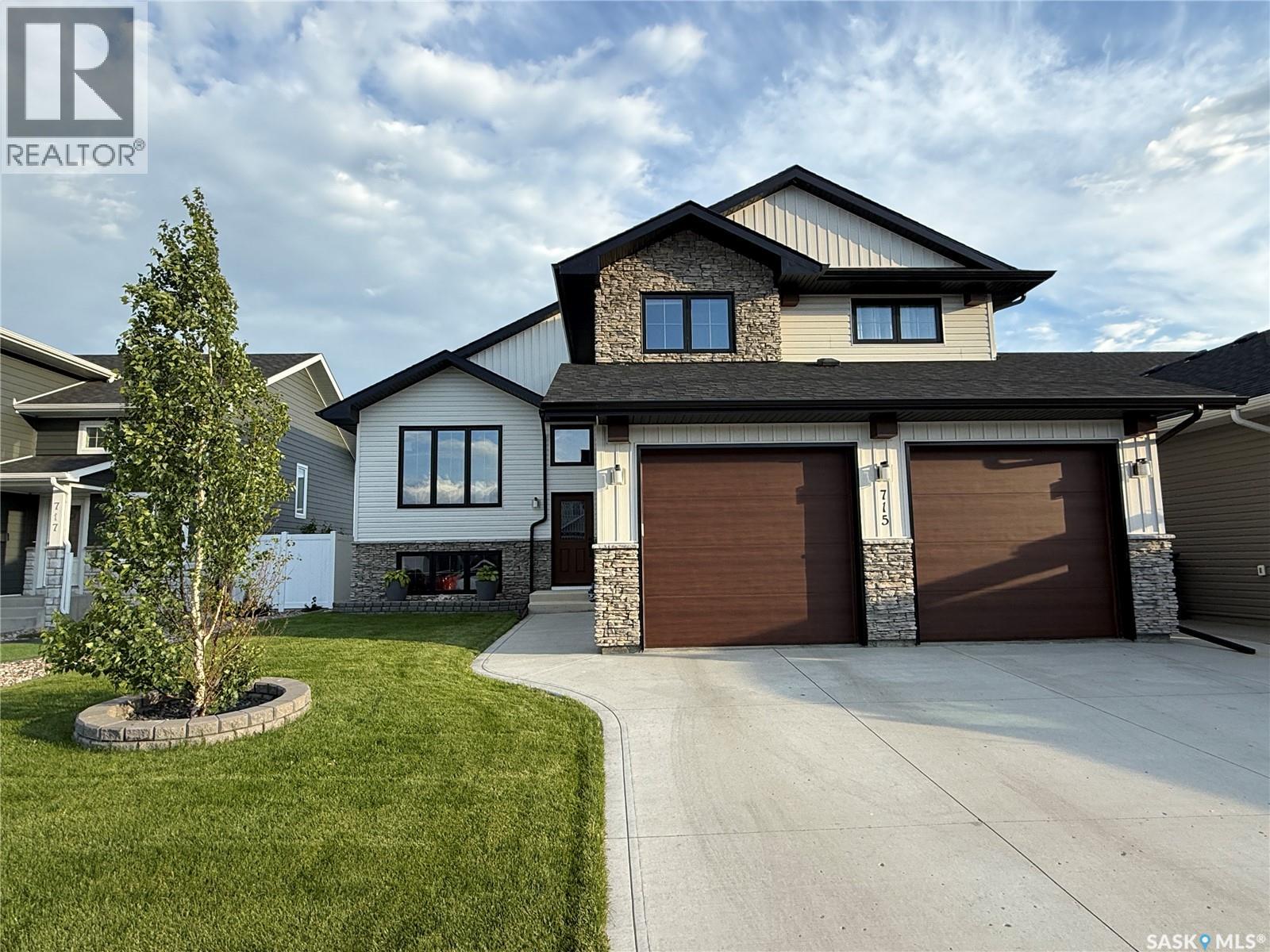MLS® listing #29902464 for sale located at 715 SCOTT CRESCENT